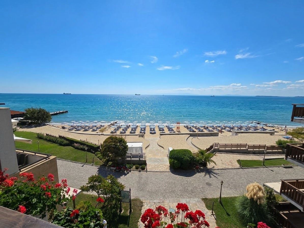Panoramatický výhled na moře v první linii – zařízený byt s jednou ložnicí ve Sveti Vlas