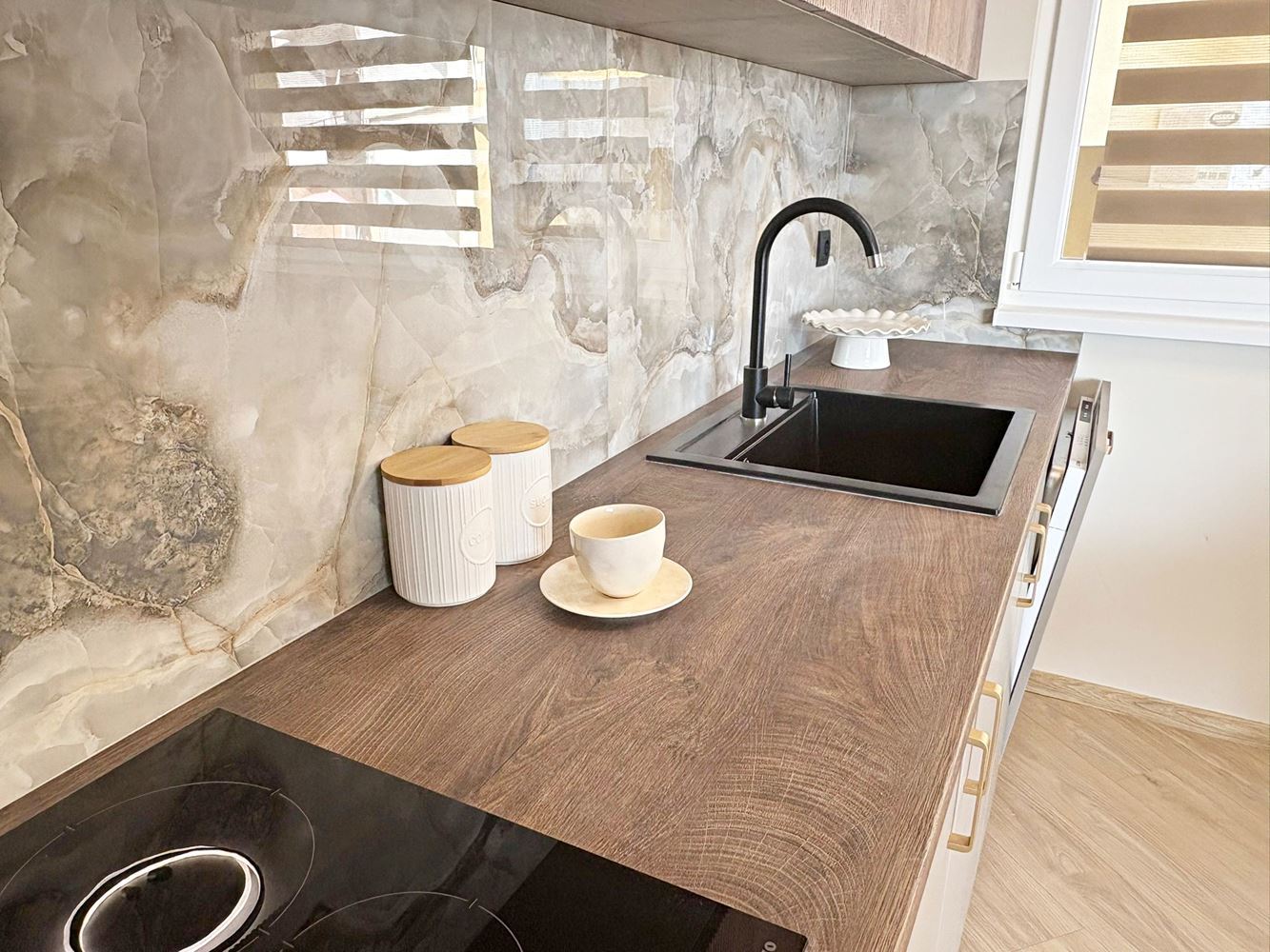 Dvě nezávislé bytové jednotky s výhledem na moře v centru Sveti Vlas – designový interiér a vlastní parkovací místo