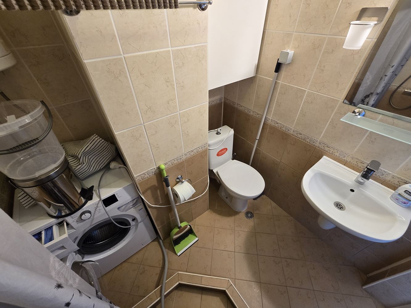 Slunečné pobřeží – prostorné studio s výborným potenciálem pro přestavbu na malý apartmán s jednou ložnicí