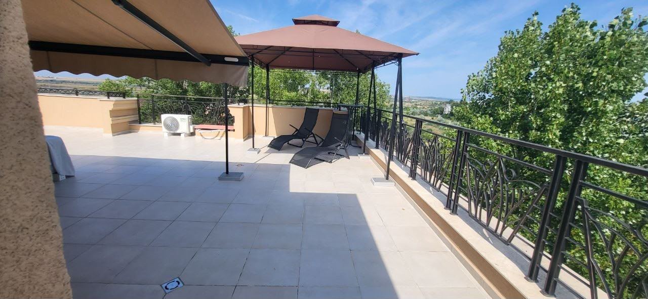 Apartmán se dvěma ložnicemi a velkou panoramatickou terasou ve stylovém komplexu v Sunny Beach