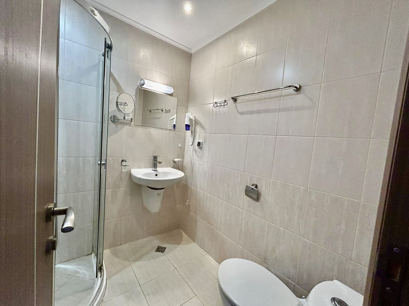 Světlé a útulné studio s výhledem na krásný vnitřní areál – komfort a klid v moderním komplexu