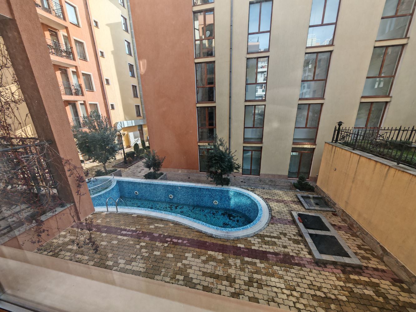 Apartmán se dvěma ložnicemi ve Sveti Vlas s vynikajícím vybavením v uzavřeném komplexu