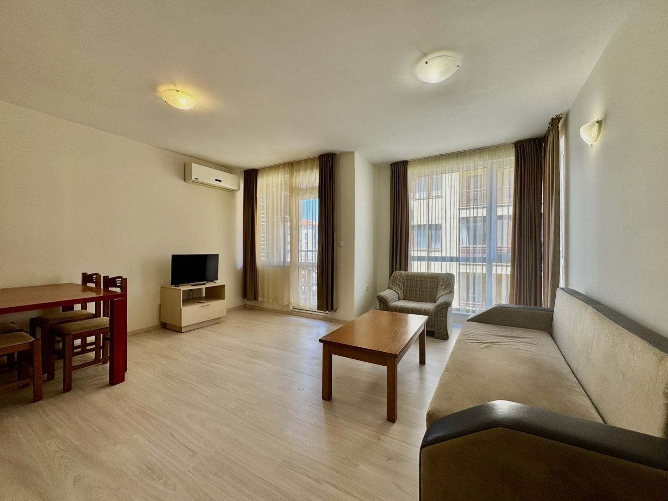 Objevte svůj nový domov u moře - apartmán se dvěma ložnicemi v centrální části Slunečného pobřeží