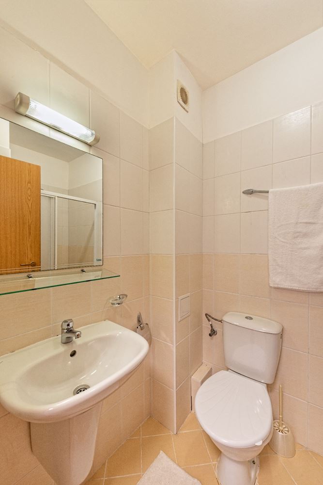 Slunné a prostorné studio s výhledem na moře v Ravdě – 100 m od pláže, v udržovaném komplexu s bazénem a zelení