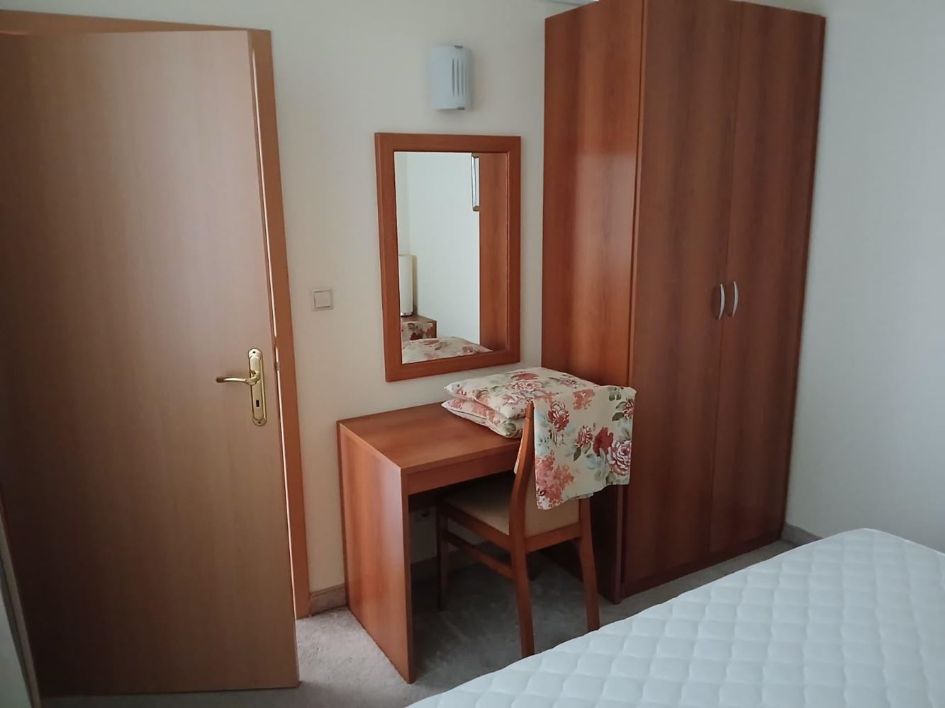 Atraktivní apartmán s jednou ložnicí přímo u moře v Pomorie – pohodlí, bazény a wellness