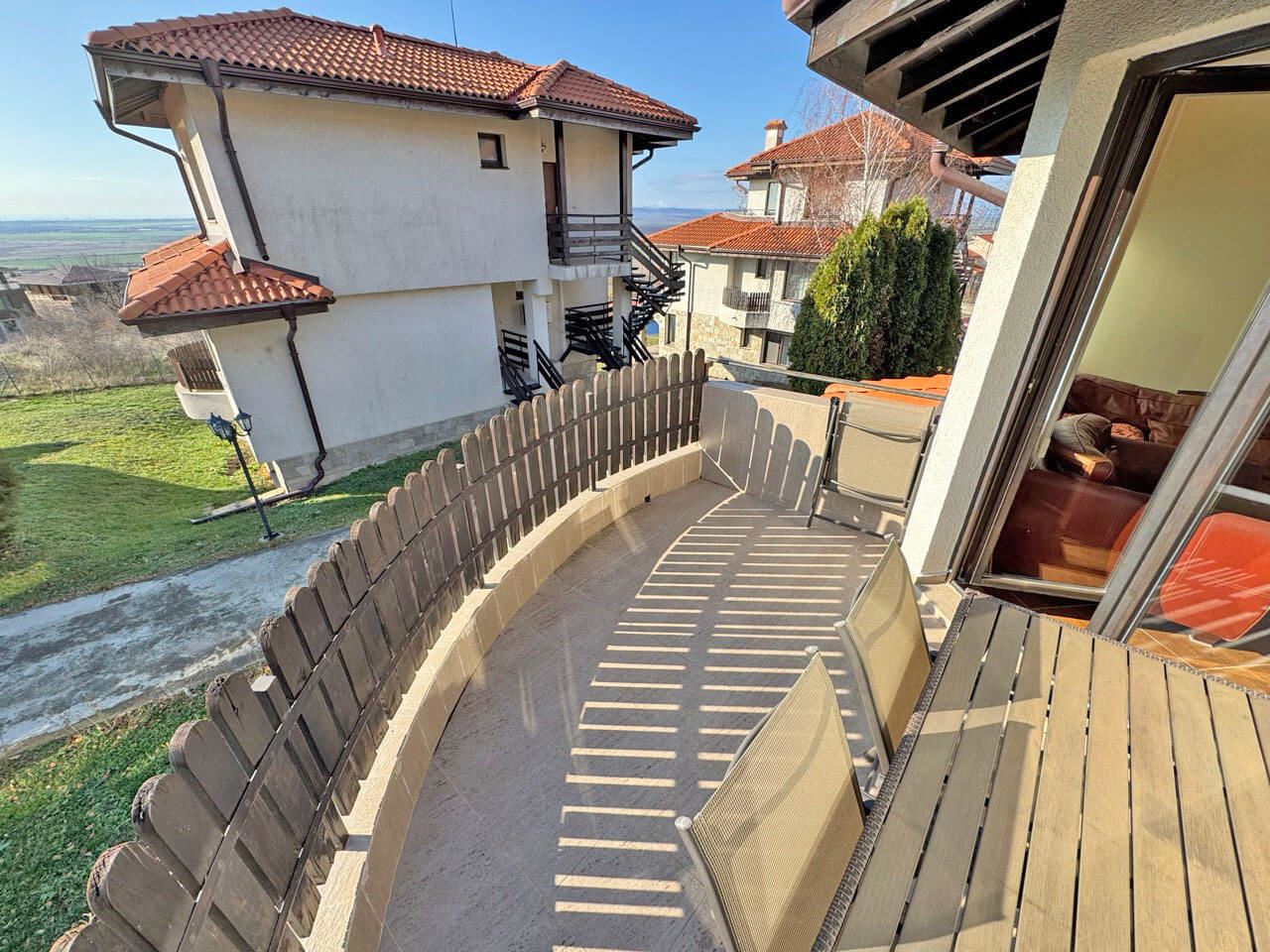 Prostorný apartmán se dvěma ložnicemi s panoramatickým výhledem na moře a hory – komfort, styl a klid uprostřed přírody