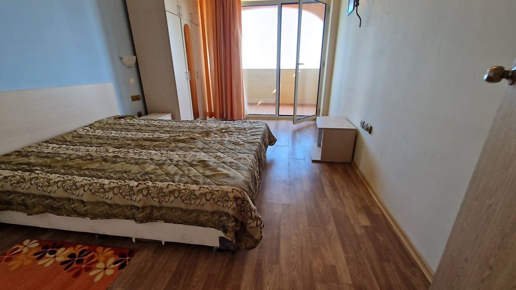 Byt se samostatnou ložnicí a úchvatným panoramatickým výhledem na moře přímo u pláže v Elenite