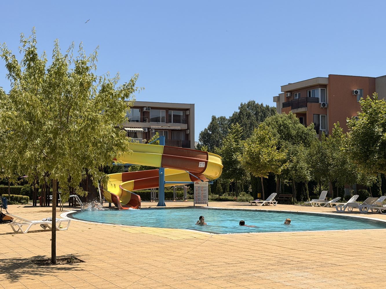 Prostorný apartmán se dvěma ložnicemi ve Slunečném pobřeží – panoramatický výhled a klidná lokalita