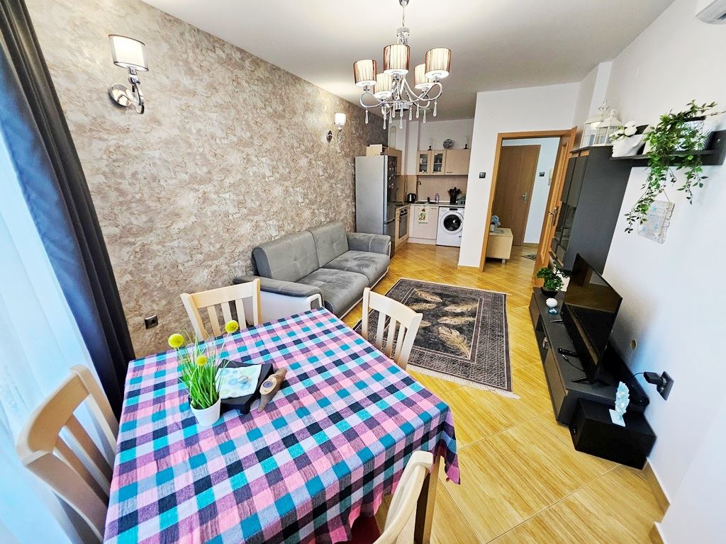 Stylový apartmán s jednou ložnicí s výhledem na bazén v letovisku Slunečné pobřeží