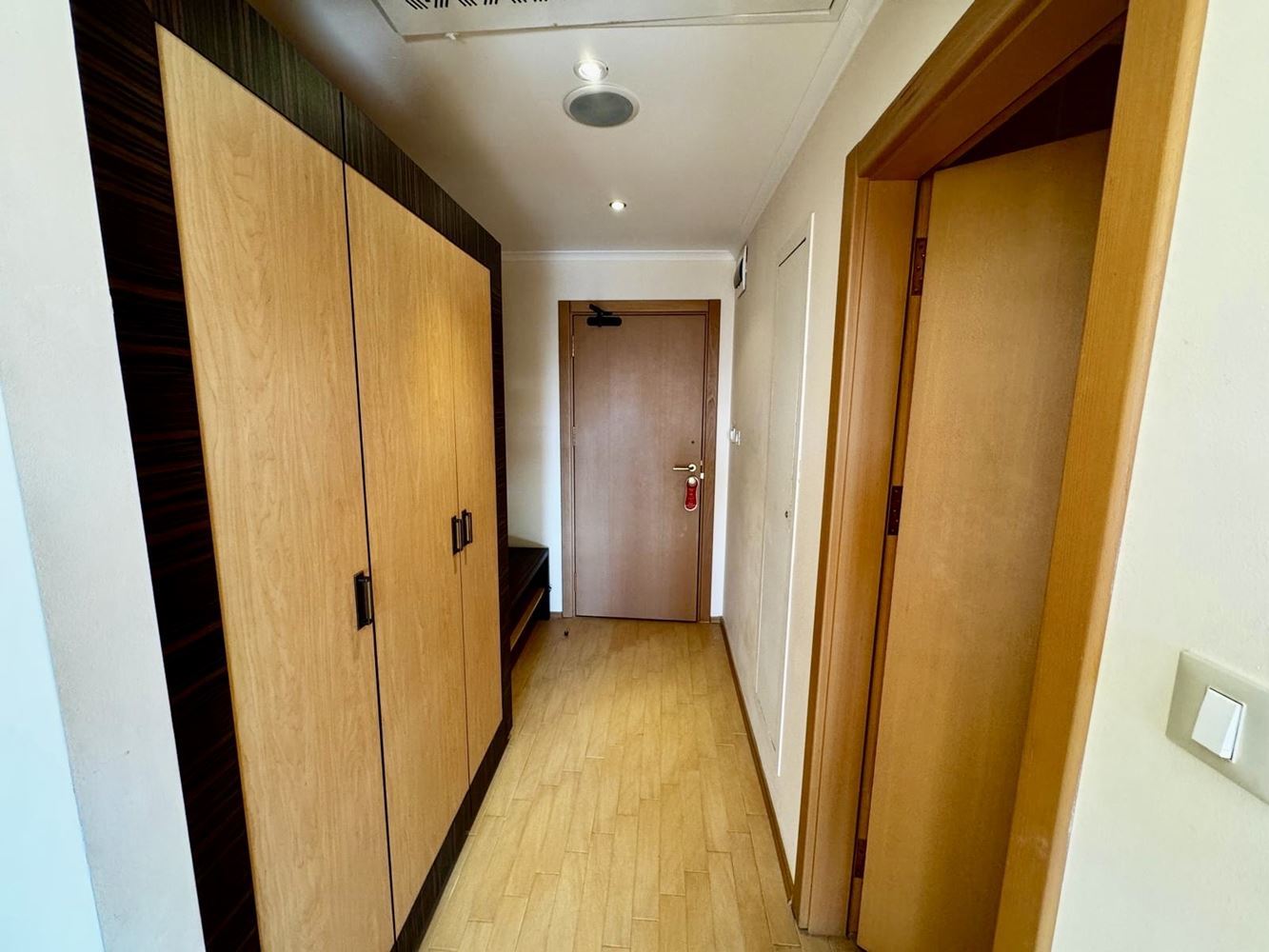 Prostorný apartmán s jednou ložnicí, velkou terasou a panoramatickým výhledem na moře