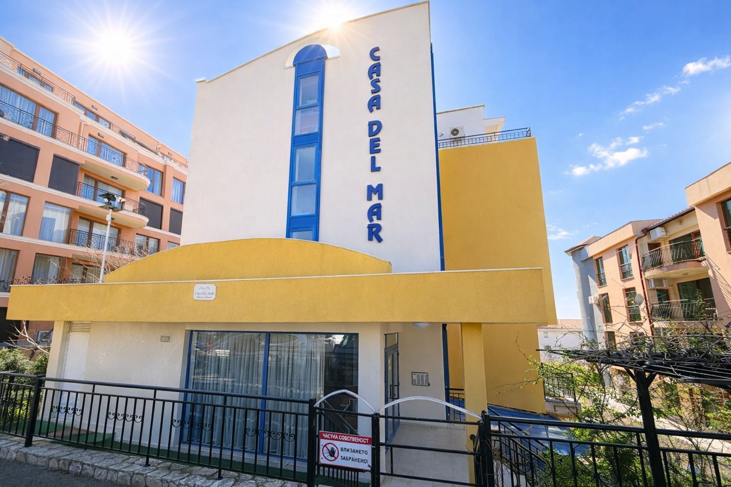 Komfortní dvoupokojový apartmán s přímým vstupem k bazénu – ideální pro bydlení i investici