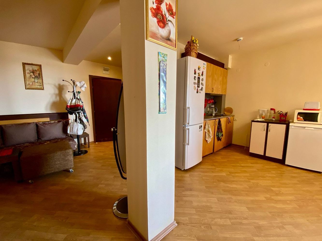 Prostorné plně zařízené studio s výhledem na bazén ve Slunečném pobřeží – komfort, klid a skvělá investice