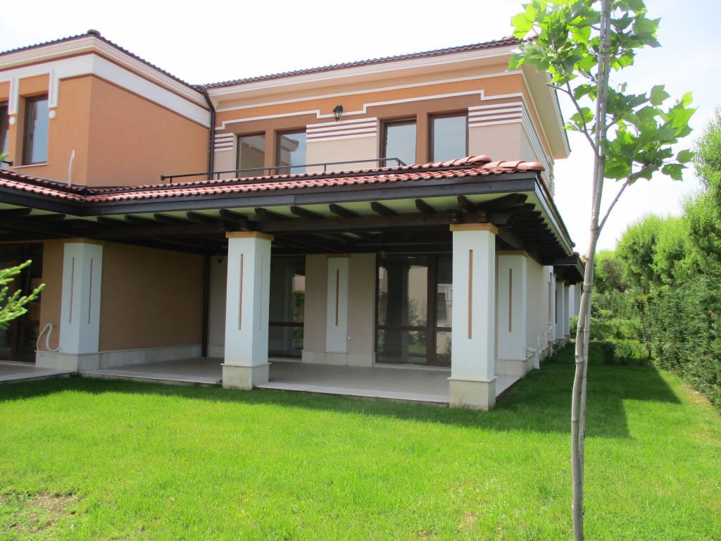 Dvoupodlažní řadový dům v komplexu „Green Life“, Sozopol – stylový život jen pár kroků od pláže