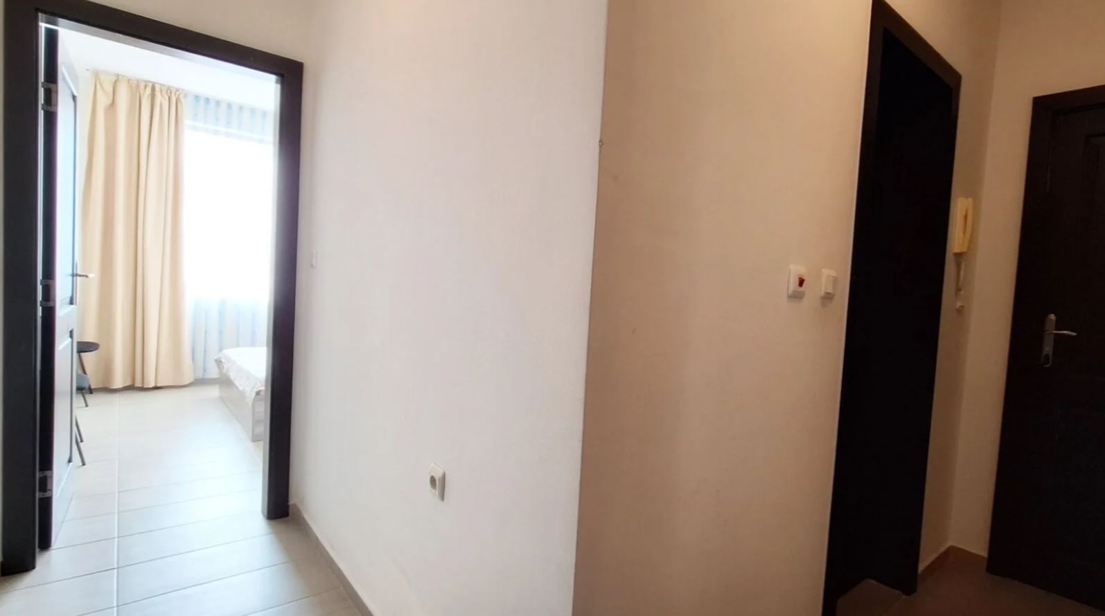 Apartmán s jednou ložnicí v první linii u moře ve Svatém Vlasu – útulná nemovitost s výhledem na bazén a moře
