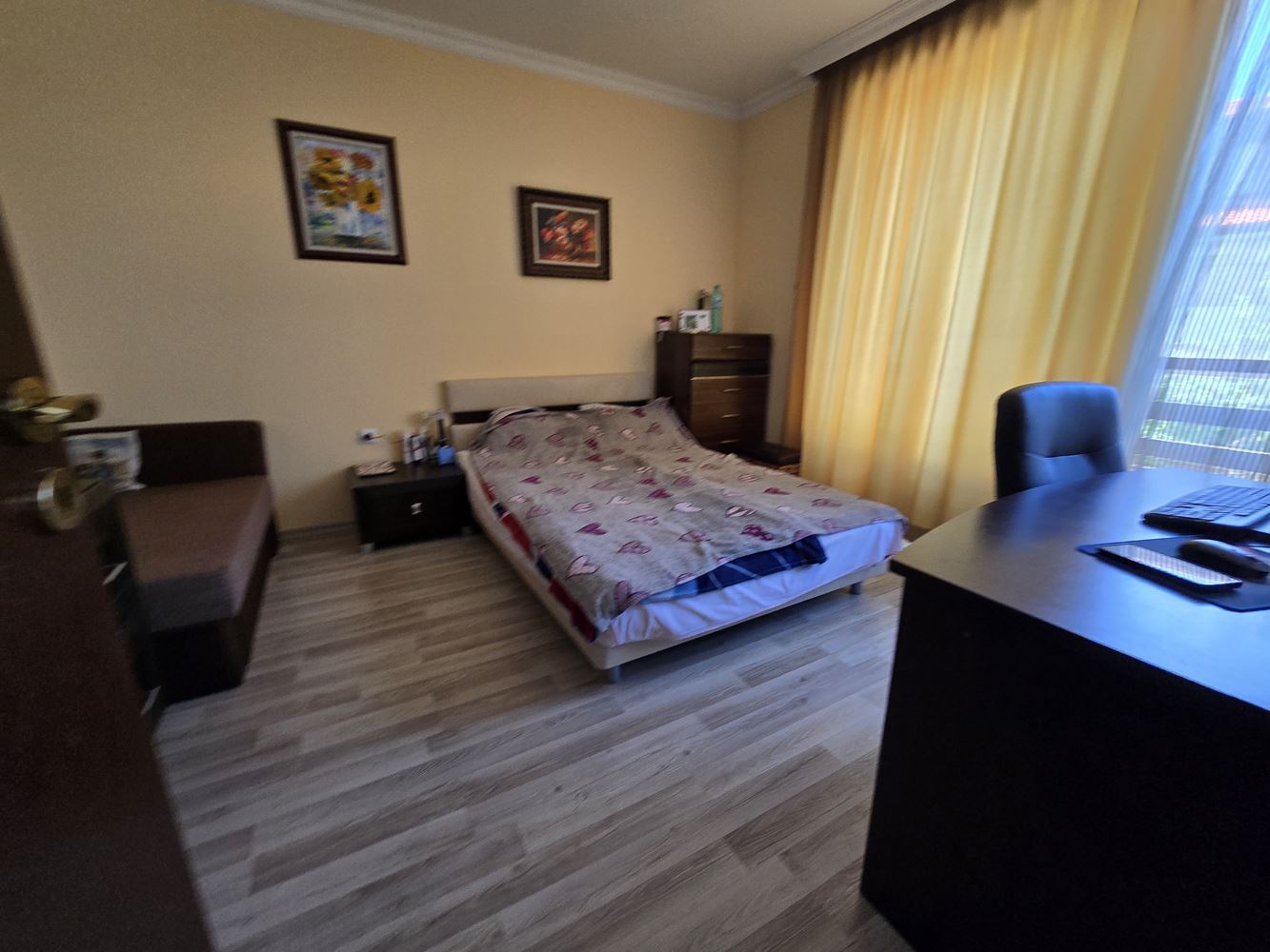 Apartmán s jednou ložnicí ve Sveti Vlas s přímým přístupem k bazénu – klidné místo pro bydlení a odpočinek