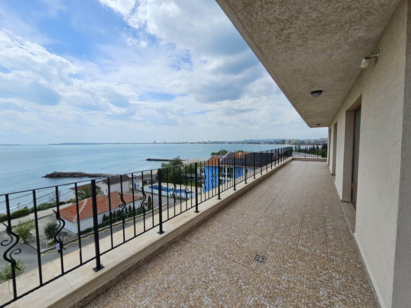 Sveti Vlas – apartmán se třemi ložnicemi s přímým panoramatickým výhledem na moře v komplexu na první linii