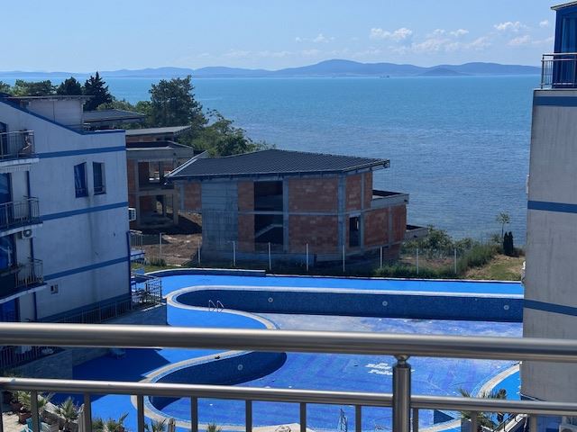 Život v první linii – prostorný byt se třemi ložnicemi s čelním výhledem na moře v Pomorie