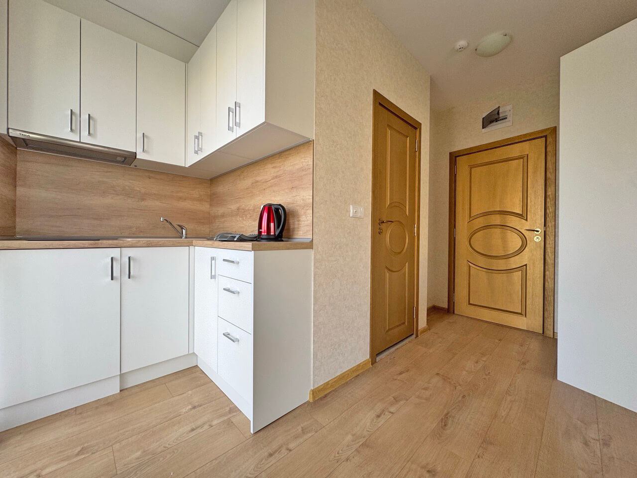 Světlé studio v luxusním komplexu – skvělý komfort u bazénu