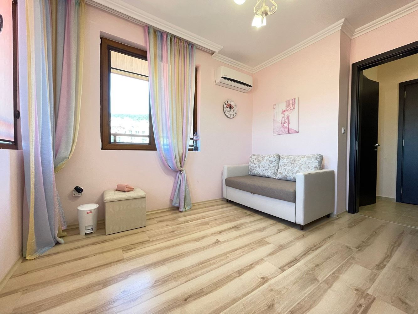Panoramatický apartmán se třemi ložnicemi jen pár kroků od moře a jachtařského přístavu ve Sveti Vlas