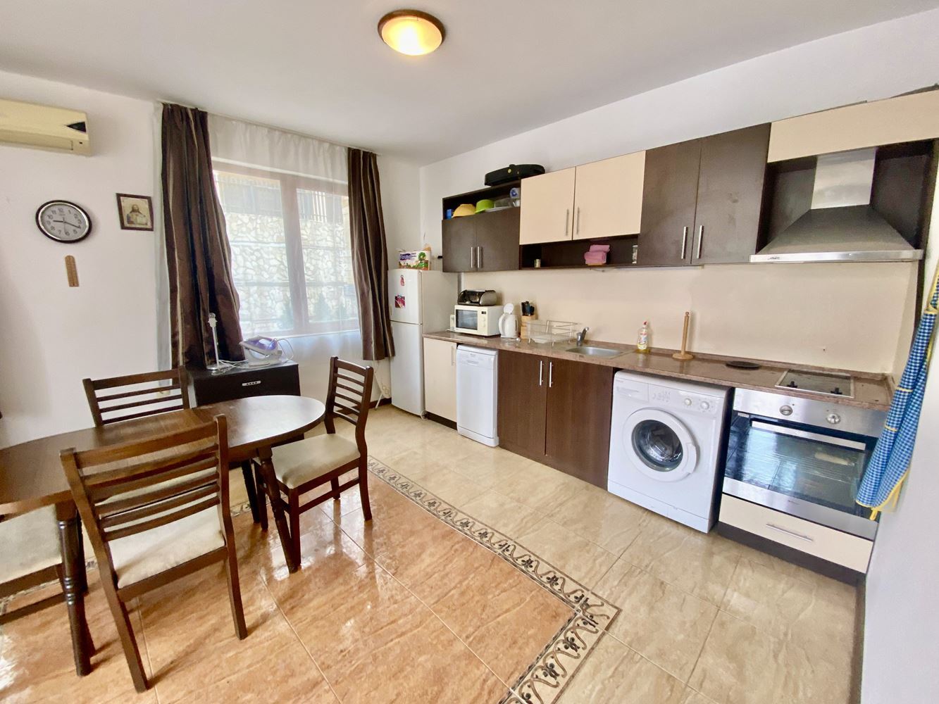 Luxusní apartmán v první linii u moře ve Sveti Vlas – dvě ložnice, výhled na moře a plná infrastruktura