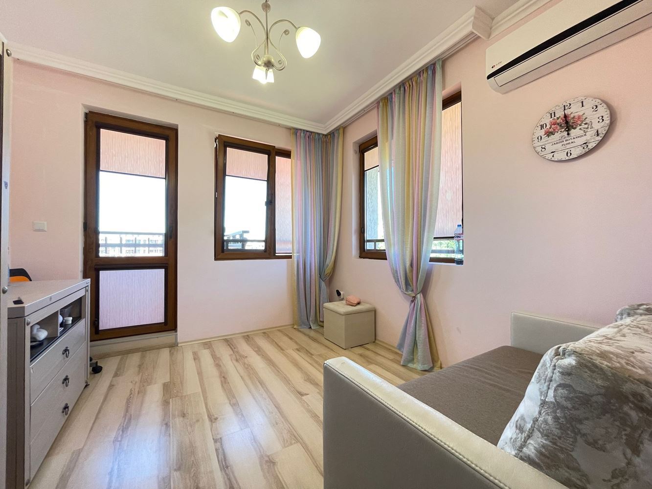 Panoramatický apartmán se třemi ložnicemi jen pár kroků od moře a jachtařského přístavu ve Sveti Vlas