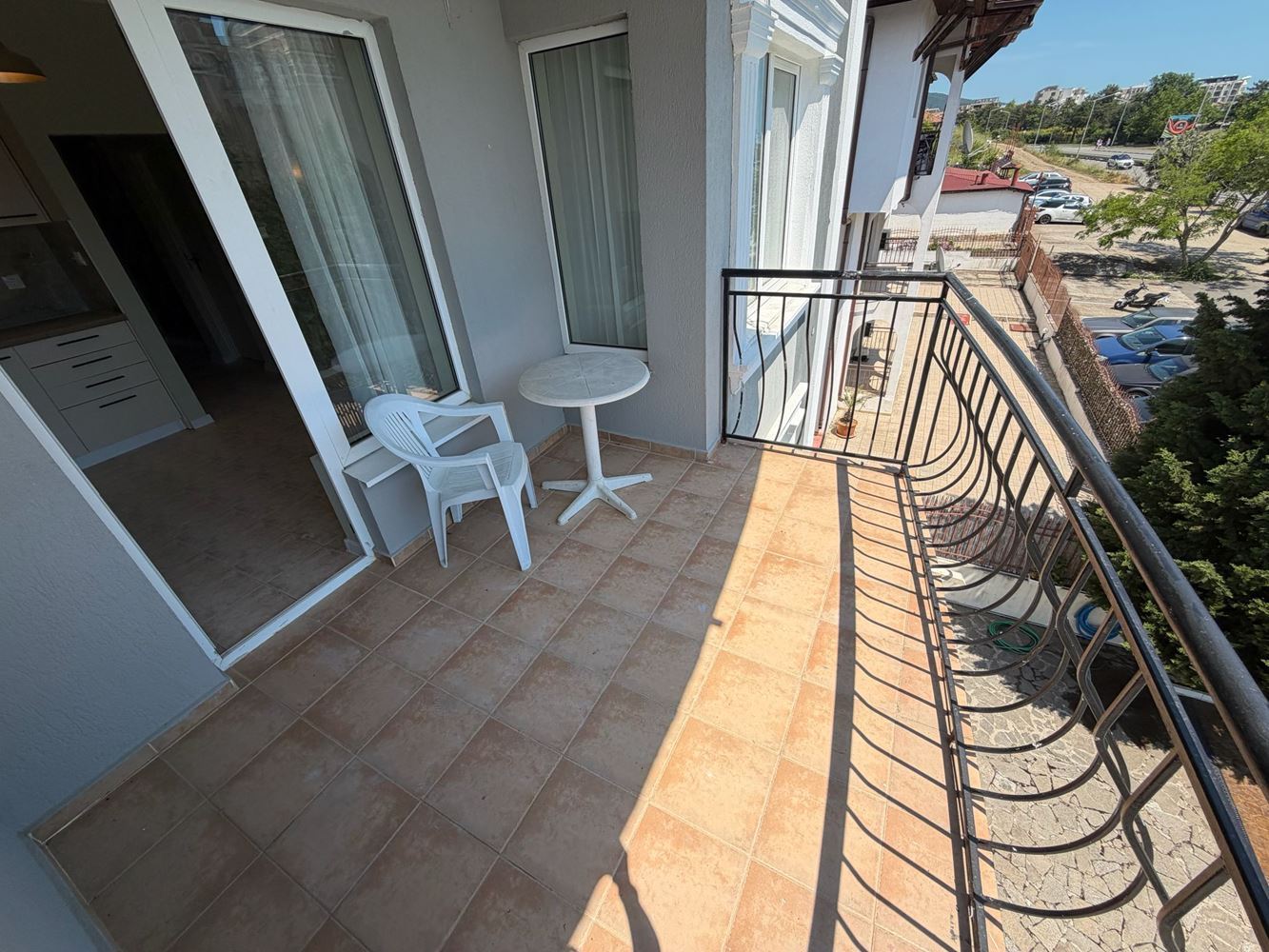 Světlý a prostorný apartmán s jednou ložnicí a krásným výhledem na bazén na hranici Slunečného pobřeží a Svatého Vlasu