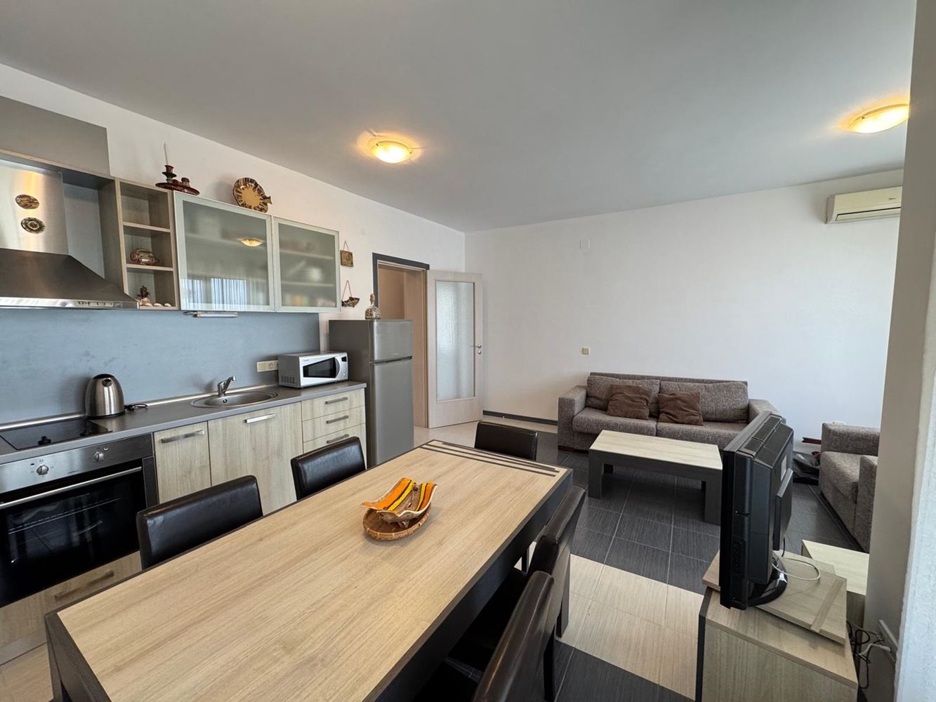 Apartmán se dvěma ložnicemi, panoramatickým výhledem na moře a soukromou pláží v prestižním komplexu v Černomorci