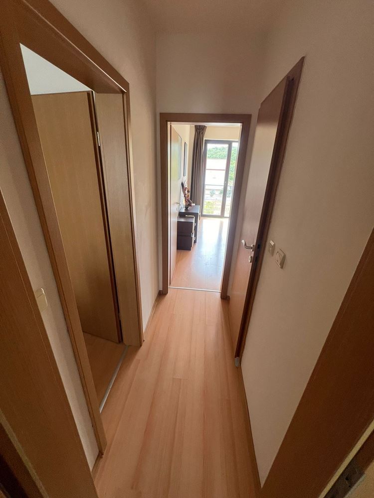 Byt se dvěma ložnicemi v moderním komplexu – plně zařízený a připravený pro váš nový život