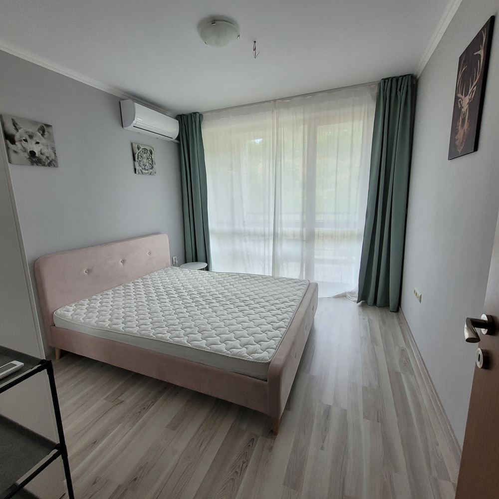 Útulný apartmán s jednou ložnicí s novým vybavením v uzavřeném komplexu u moře v letovisku Elenite