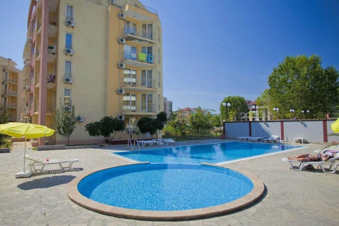 Apartmán s jednou ložnicí 300 metrů od pláže v Slunečném pobřeží – skvělá příležitost k rekonstrukci a investici