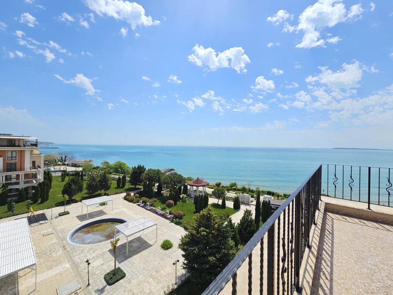 Sveti Vlas – apartmán se třemi ložnicemi s přímým panoramatickým výhledem na moře v komplexu na první linii
