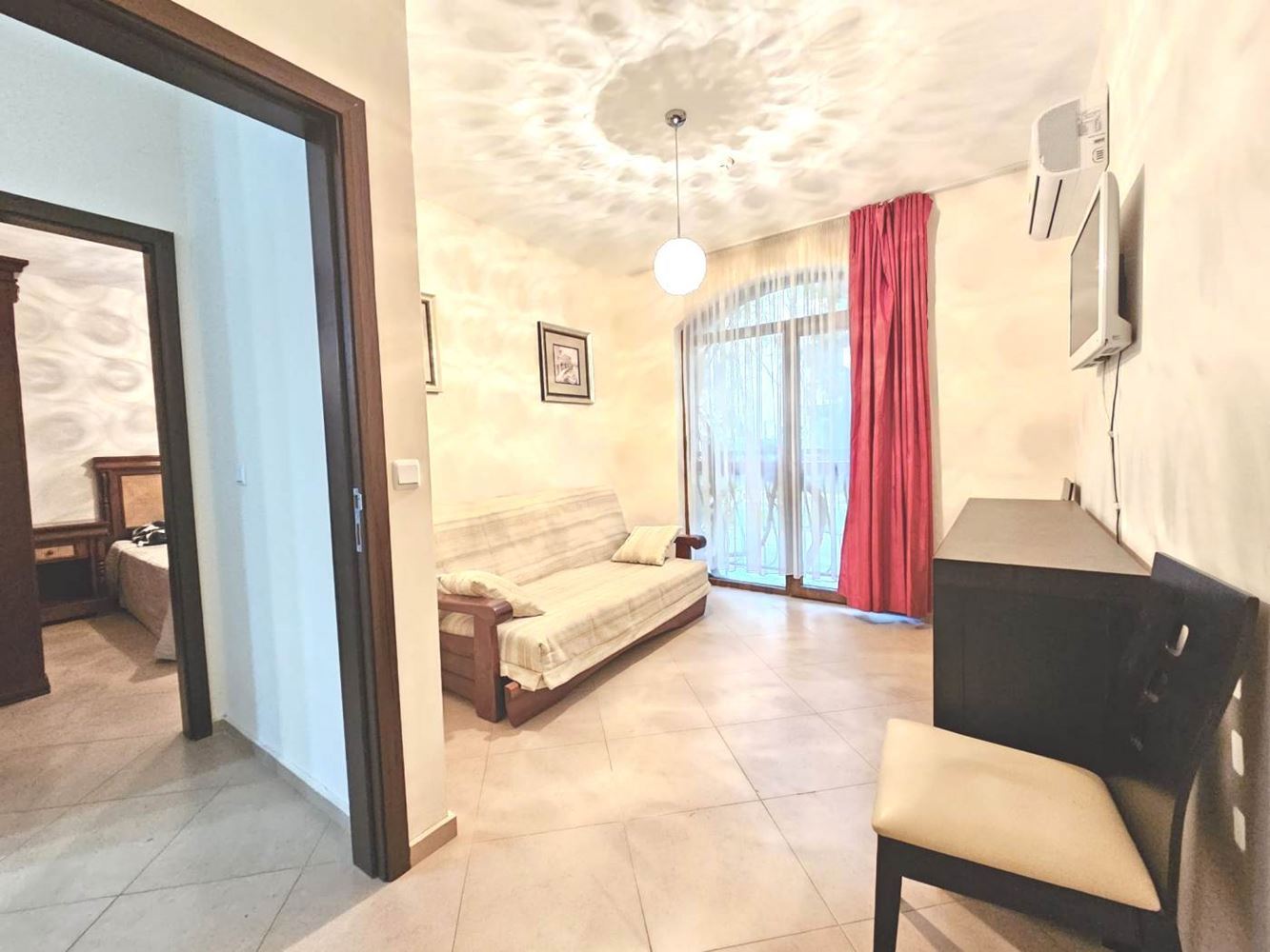 Třípokojový apartmán v přízemí s přímým přístupem k bazénu v luxusním komplexu ve Slunečném pobřeží