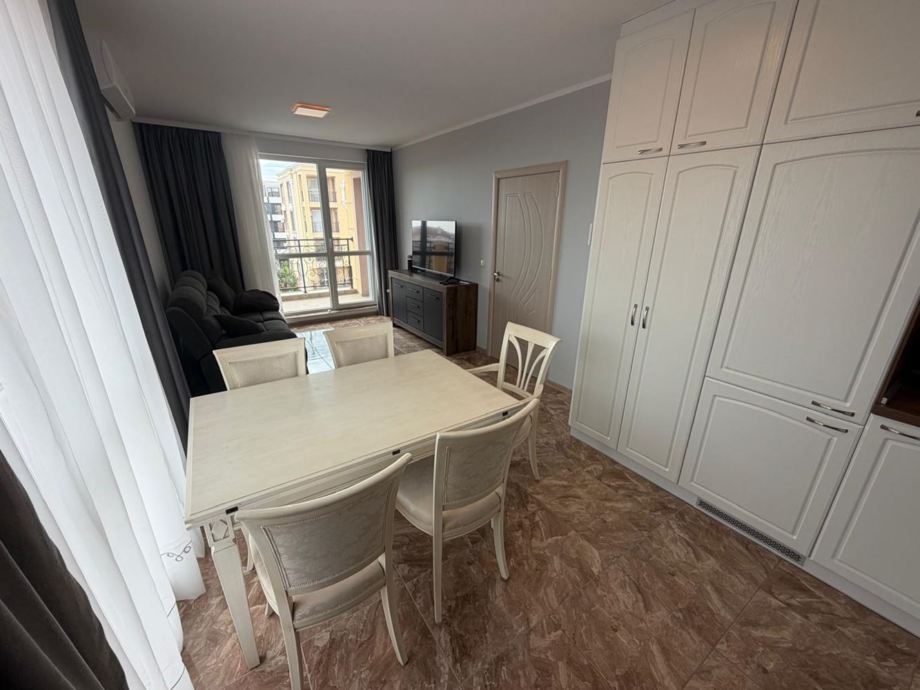 Apartmán se 2 ložnicemi v moderním komplexu s krásným zeleným prostředím v Ravdě