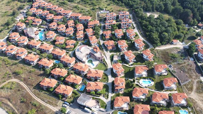 Prostorný a světlý byt se dvěma ložnicemi a výhledem na hory ve Slunečném pobřeží