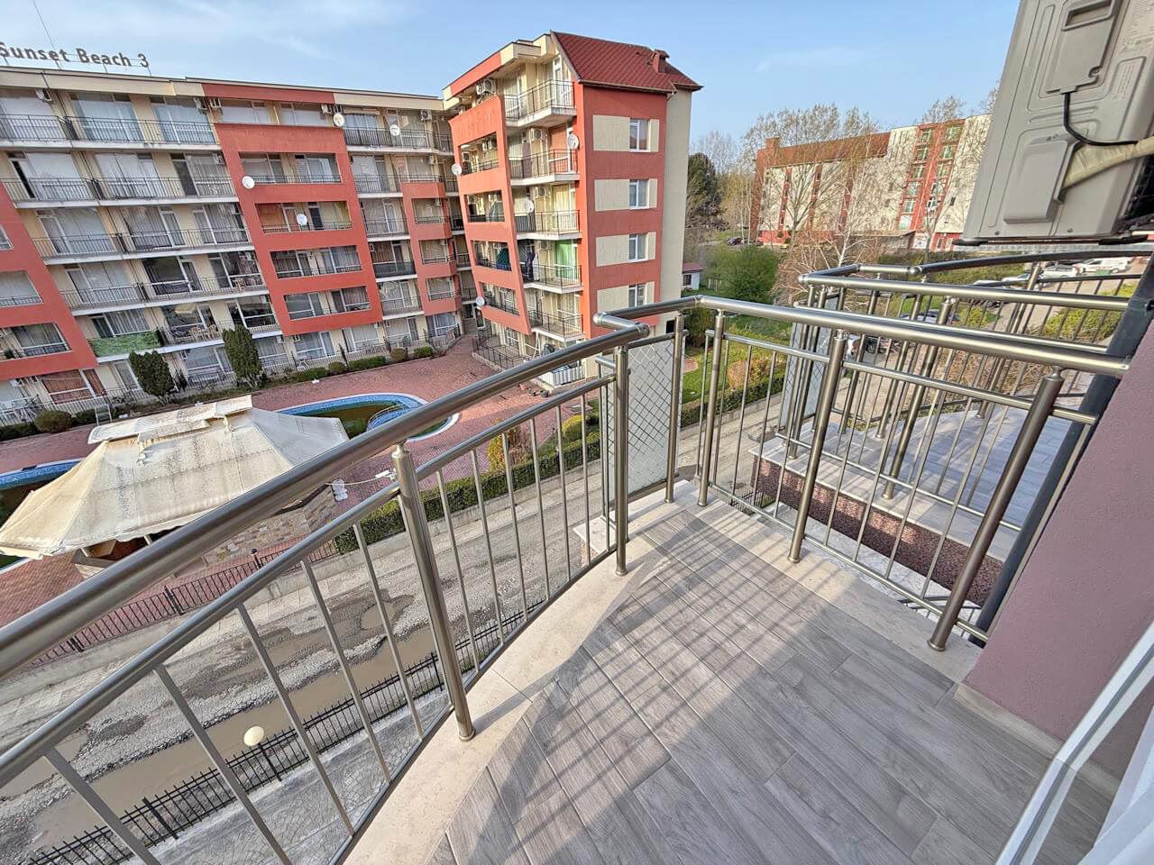 Luxusně zařízený byt s jednou ložnicí ve Slunečném pobřeží – klid, zeleň a výborná lokalita