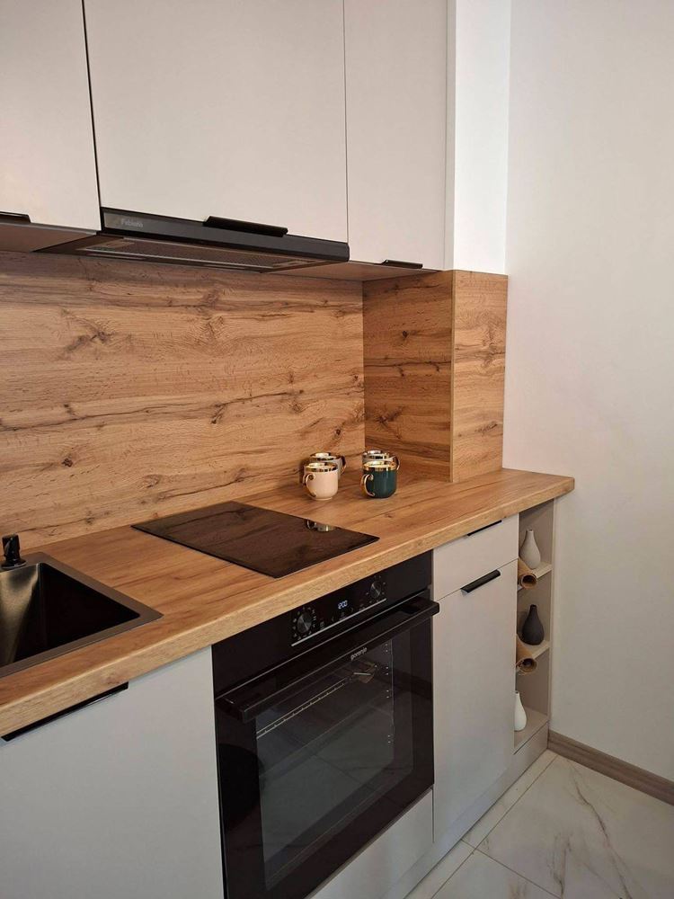 Stylový dvoupokojový apartmán s nízkým poplatkem za údržbu ve Slunečném pobřeží – komfort, bezpečí a skvělá investice u moře