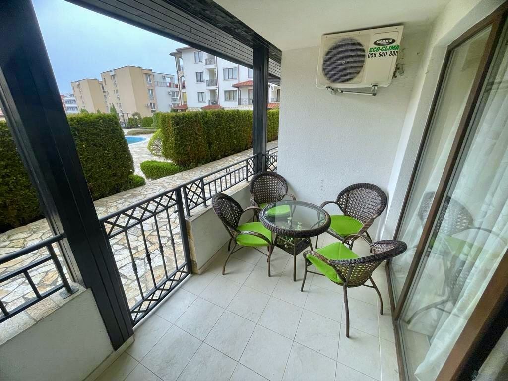 Prostorný apartmán se dvěma ložnicemi a vlastním dvorem v Nesebaru – komfort, klid a výborně udržovaný areál