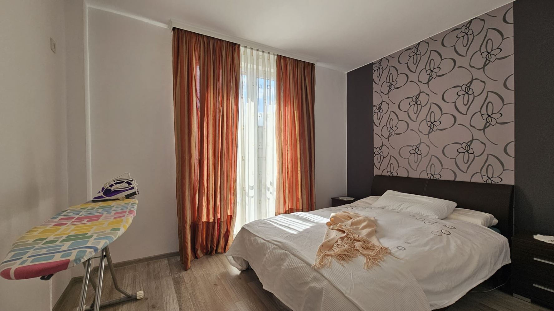 Výborný apartmán s jednou ložnicí s nízkým poplatkem za údržbu na Slunečném pobřeží – připraven k nastěhování