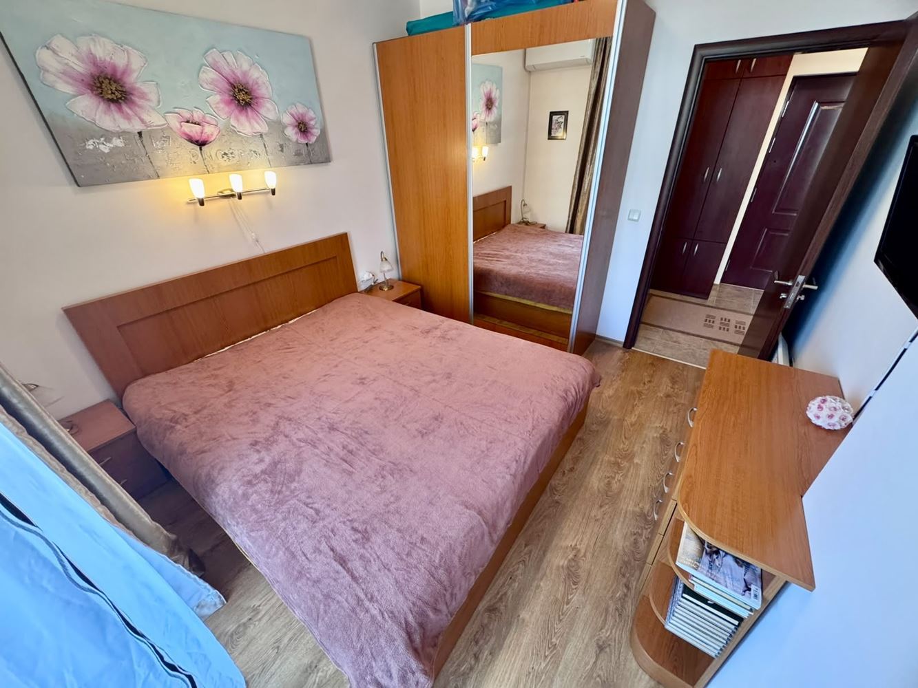 Komfortní apartmán s jednou ložnicí, prostornou terasou a výhledem na bazén v luxusním komplexu v Nesebaru