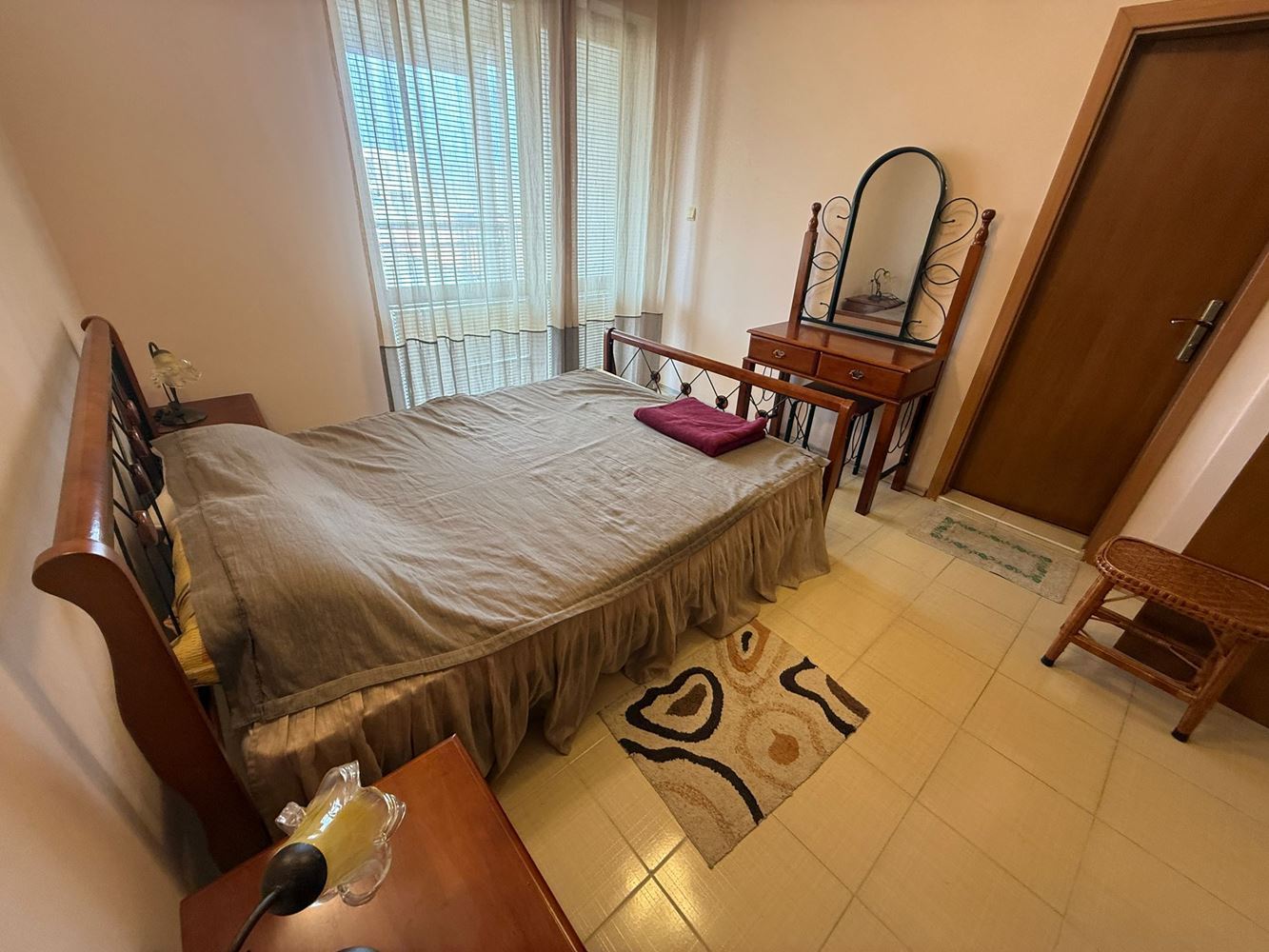 Prostorný dvoupokojový apartmán v Sunny Beach – komfort, příroda a nízký poplatek za údržbu