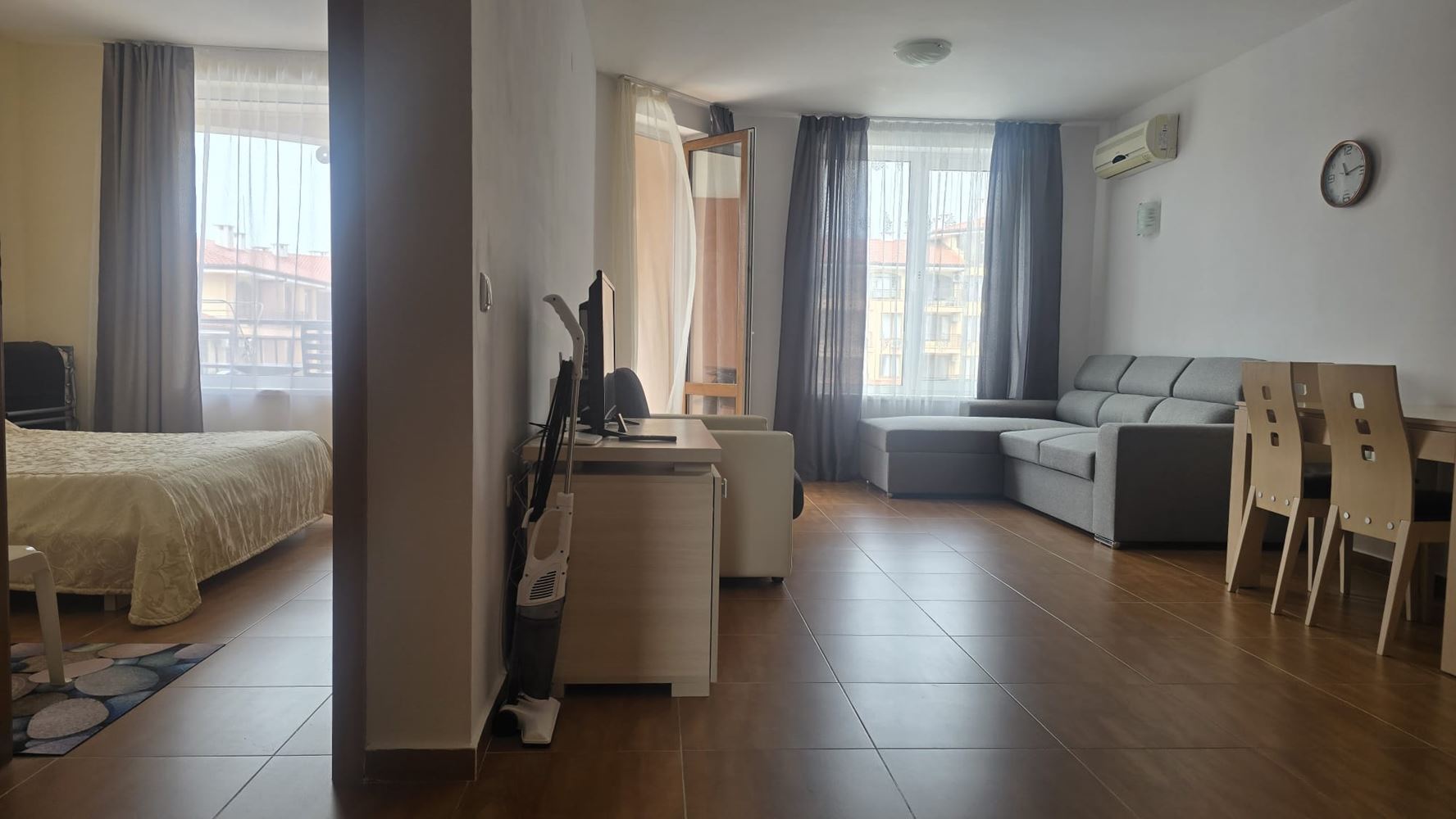 Dvoupokojový apartmán s výhledem na bazén v Svatém Vlasu – jen pár metrů od moře