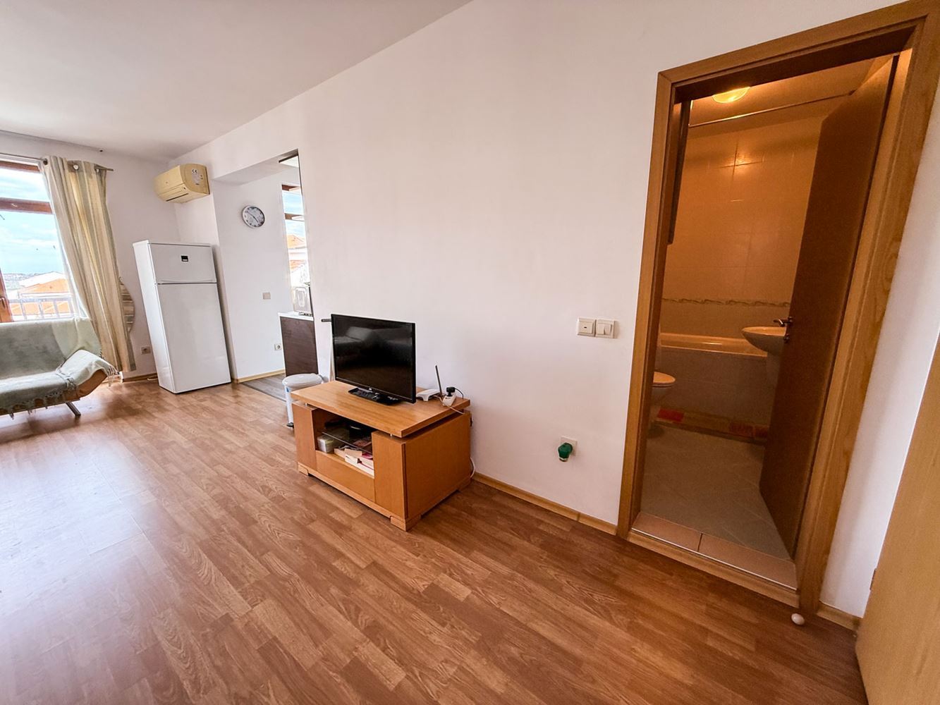 Prostorný byt se dvěma ložnicemi a částečným výhledem na moře v Aheloji