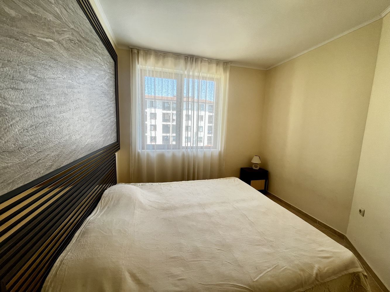 Prostorný apartmán se dvěma ložnicemi v Nesebaru – kompletně zařízený a připravený k nastěhování