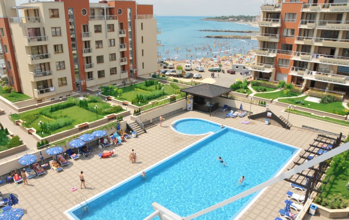 Pomorie – prostorný apartmán se 2 ložnicemi v první linii s výhledem na moře a nízkými náklady na údržbu