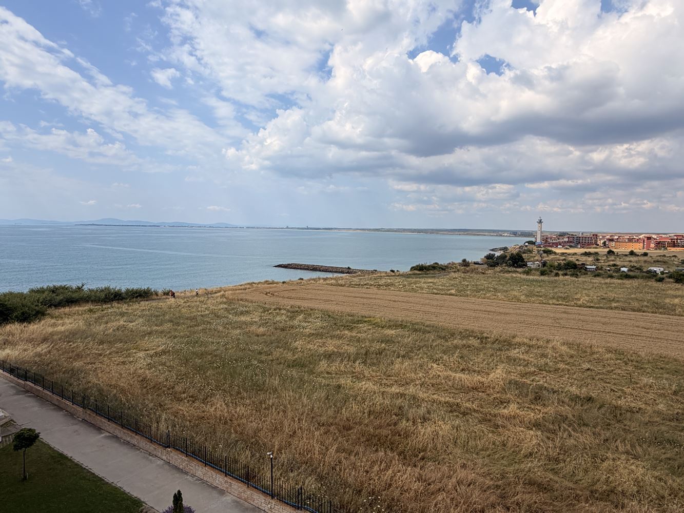 První linie u moře s nádherným panoramatickým výhledem – prostorný byt s jednou ložnicí a dvěma terasami