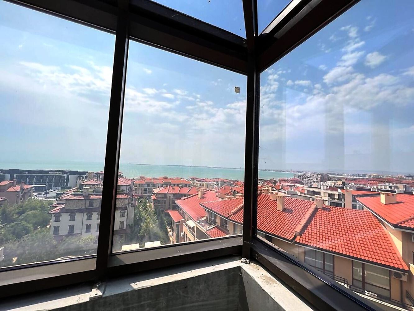 Mezonet na třech úrovních s panoramatickým výhledem na moře, vlastní saunou a obrovskou terasou ve Sveti Vlasu