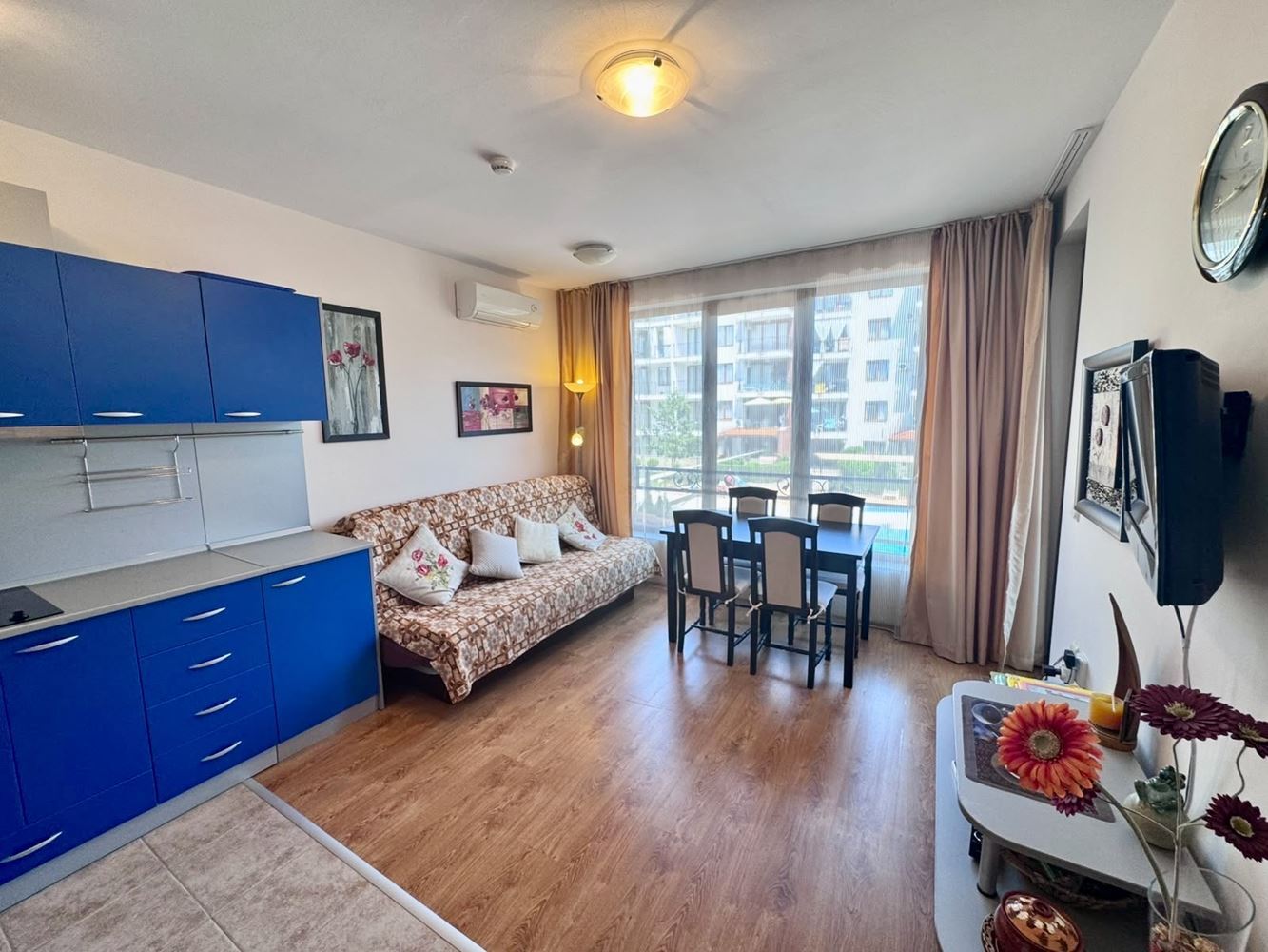 Komfortní apartmán s jednou ložnicí, prostornou terasou a výhledem na bazén v luxusním komplexu v Nesebaru