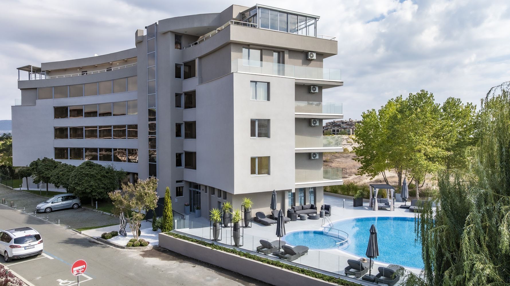 Byt se dvěma ložnicemi, jižní orientací v první linii u moře – prostor, komfort a výborná investice