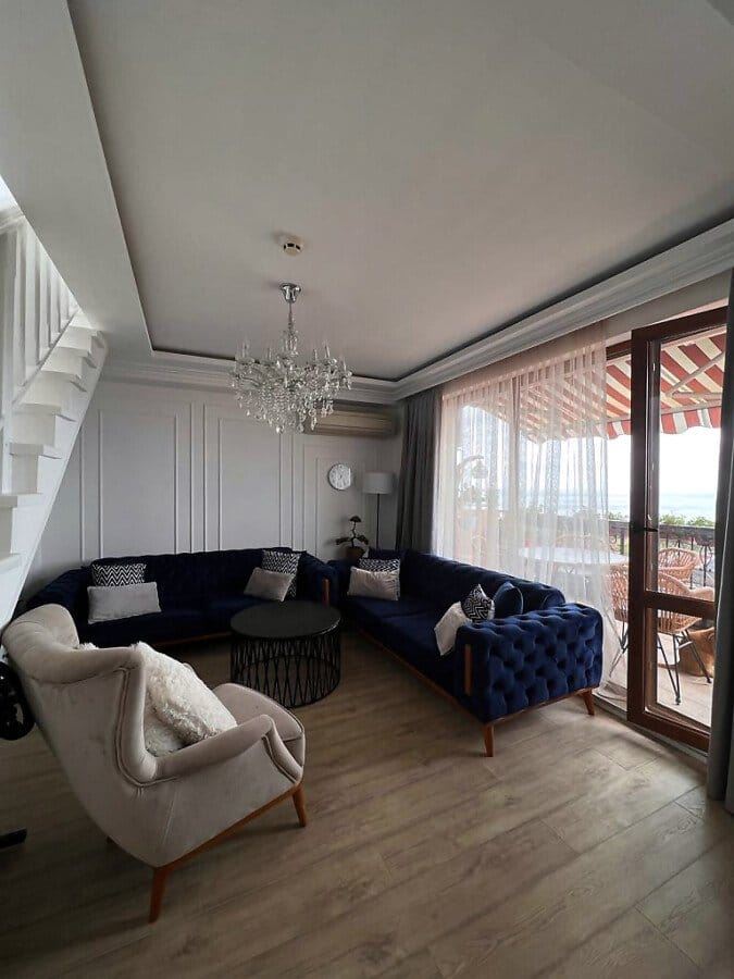 Komfortní mezonetový apartmán se dvěma ložnicemi a panoramatickým výhledem na moře ve Sveti Vlas – nemovitost v prestižní lokalitě s působivým výhledem
