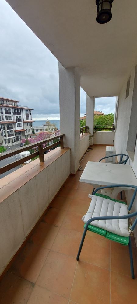 Prostorný apartmán s výhledem na moře ve Sveti Vlas – komfort, zeleň a prestižní lokalita